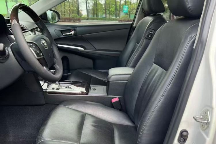 Used Toyota Camry 2015 2.0G Premier Edition Interior 3