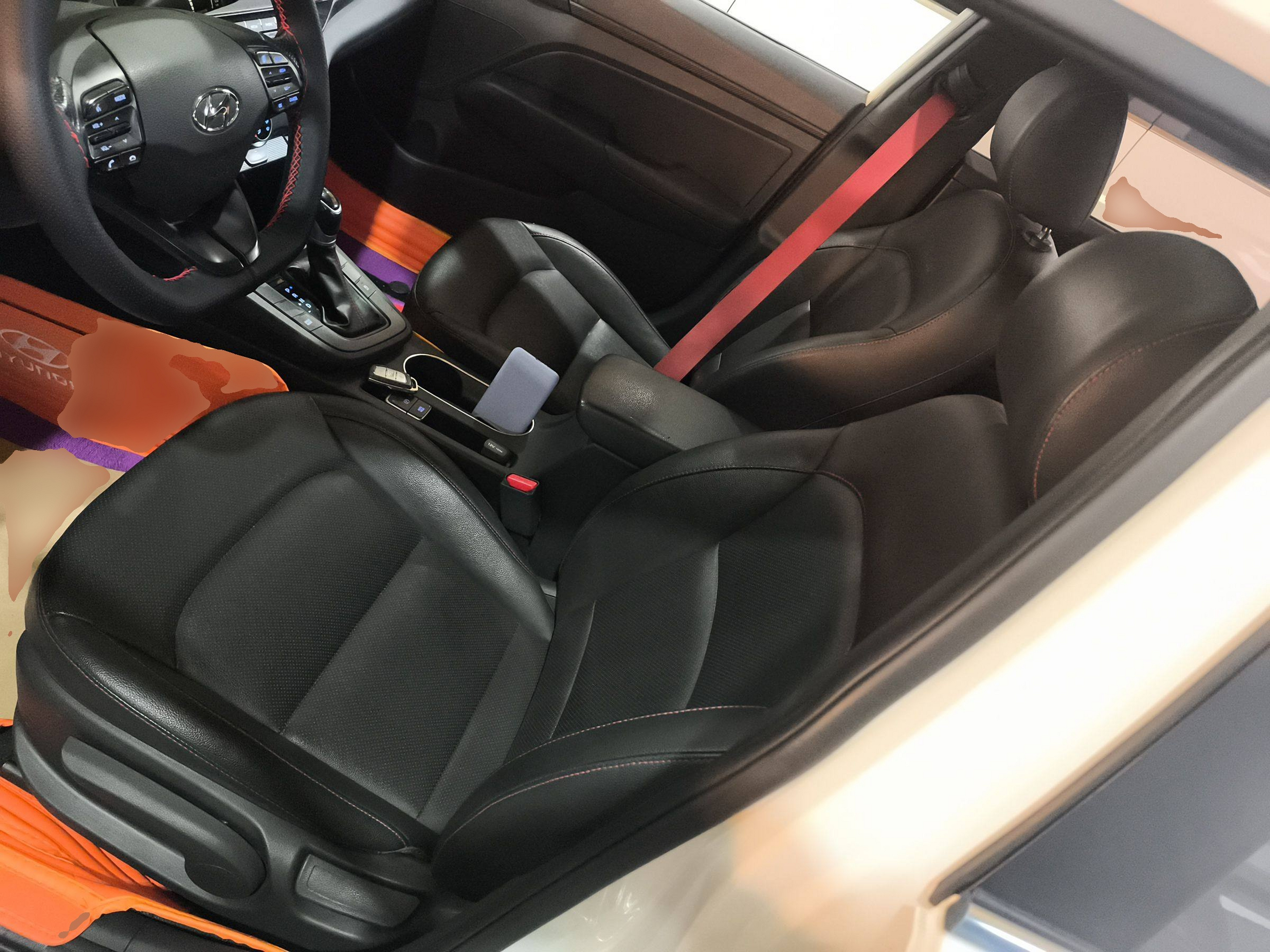 Переднее сиденье в автомобиле