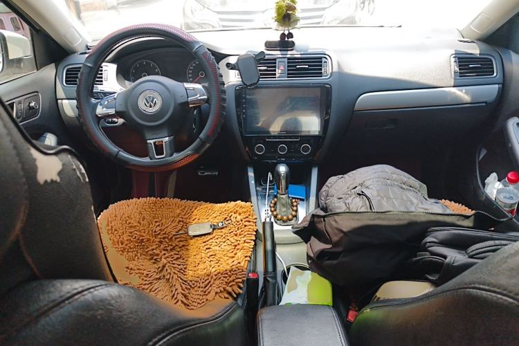 Used Volkswagen Sagitar 2014 Revised Version 1.6L Automatic Leading Edition Center Console