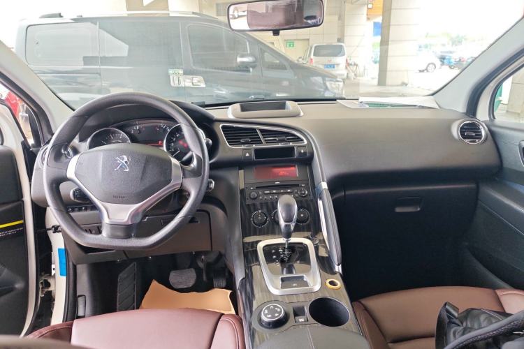 Used Peugeot 3008 2015 1.6THP Automatic Classic Edition Center Console