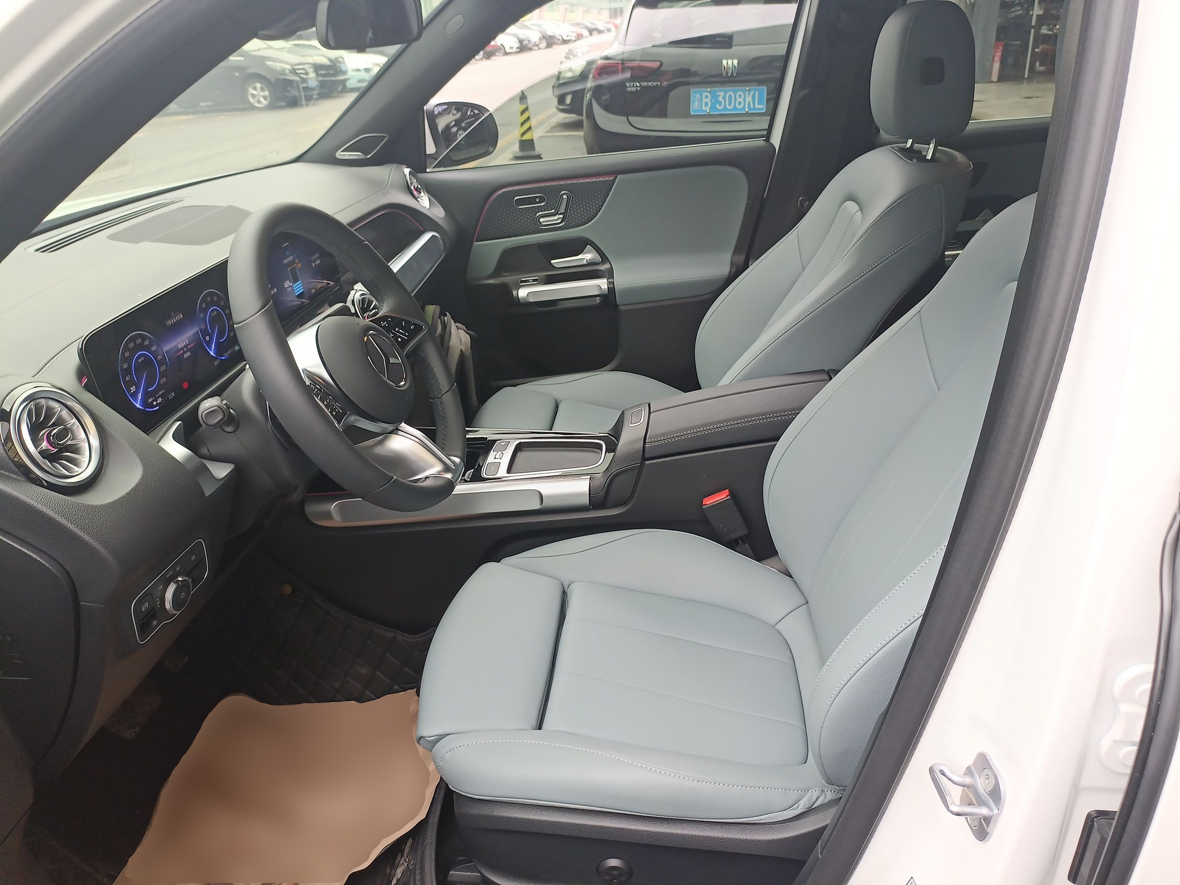 Переднее сиденье в автомобиле