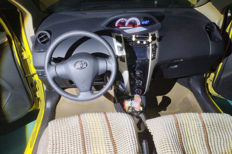 Used Toyota Yaris 2011 1.6E Automatic Charm Edition Center Console