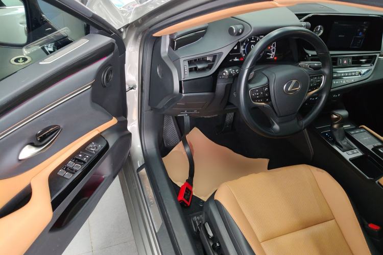 Used Lexus ES 2021 300h Deluxe Edition
