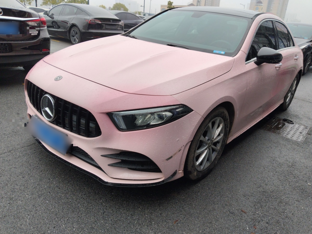 تحت مقدمة السيارة