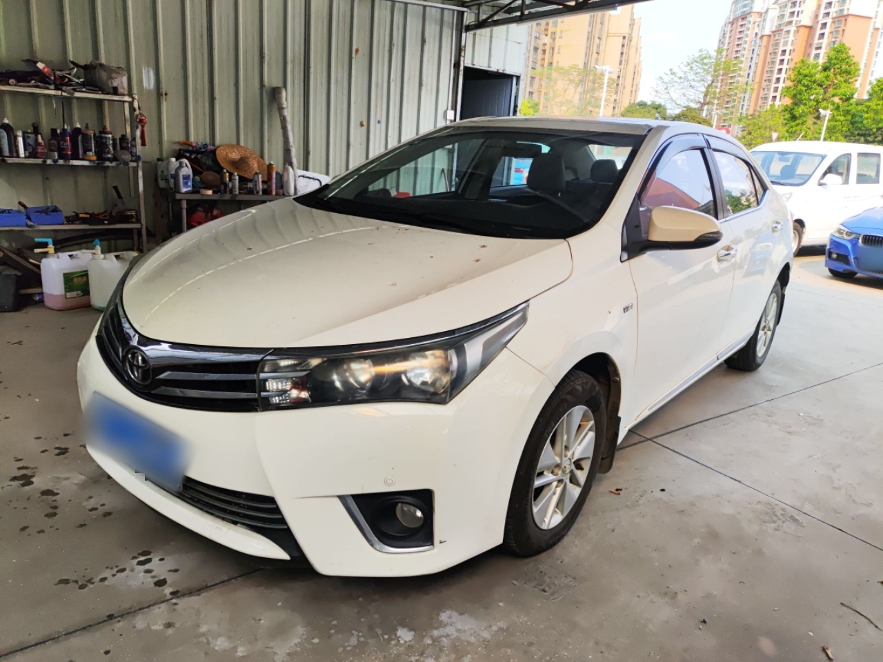 تحت مقدمة السيارة