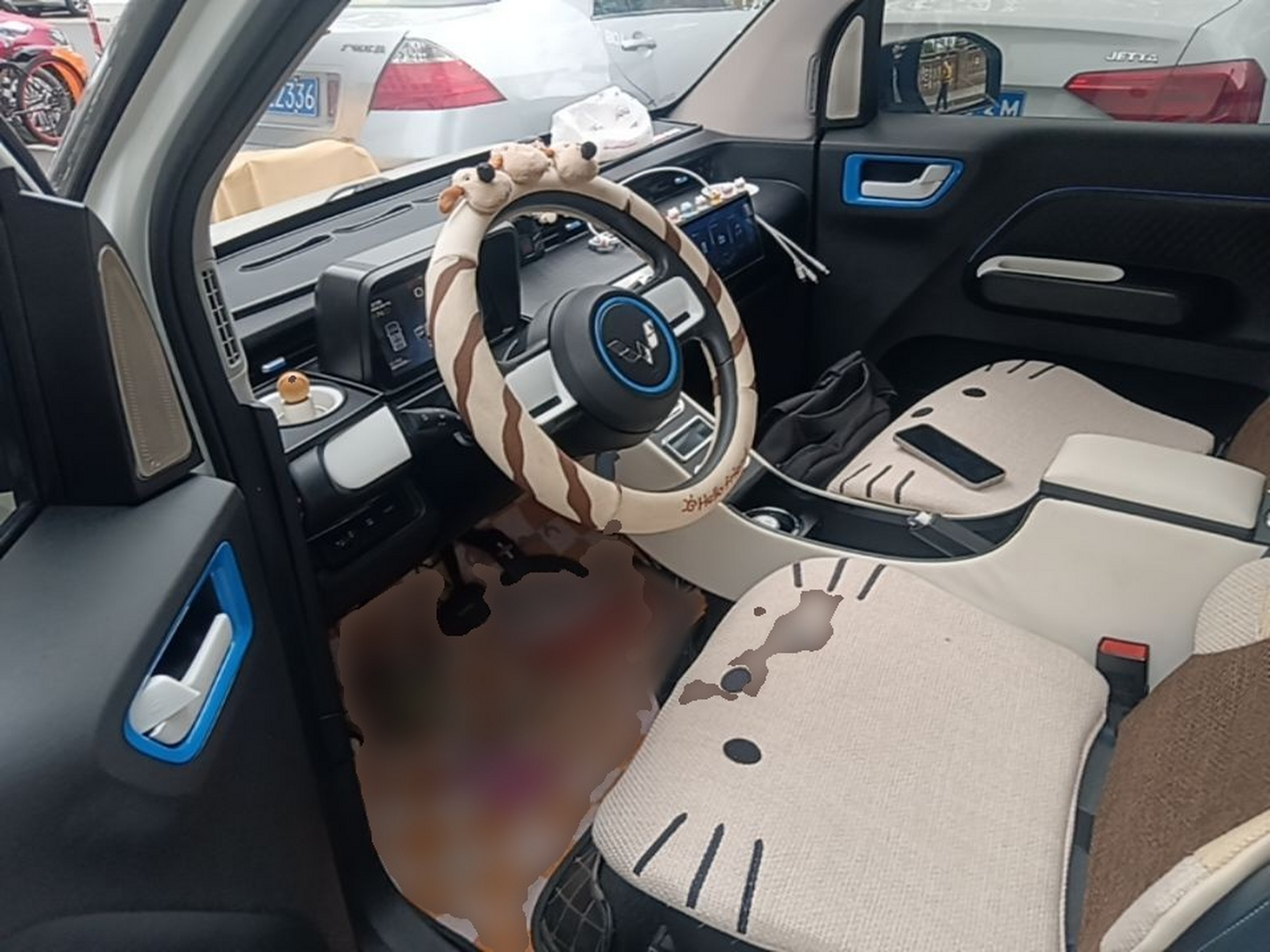 المقاعد الأمامية داخل السيارة