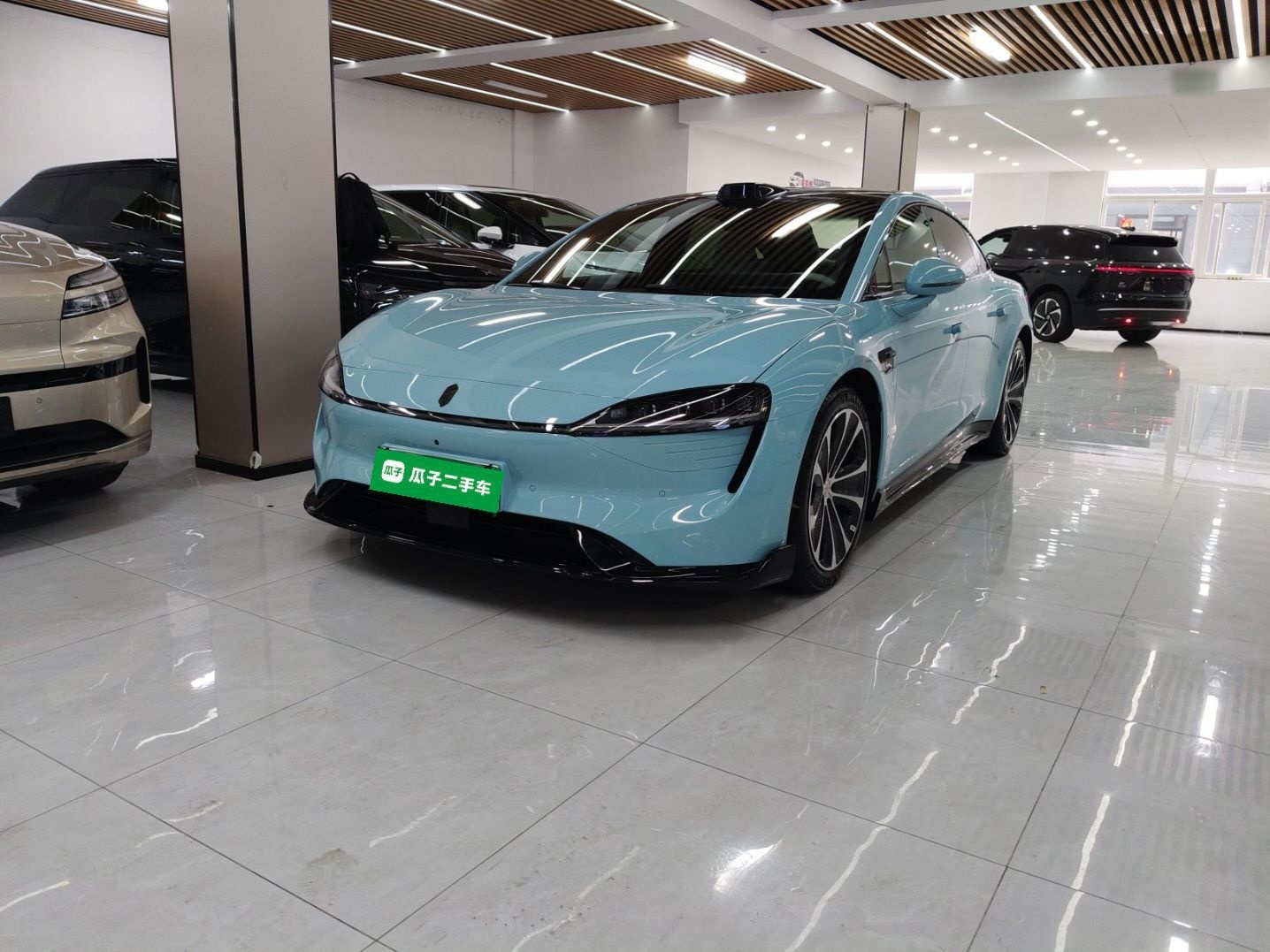 تحت مقدمة السيارة