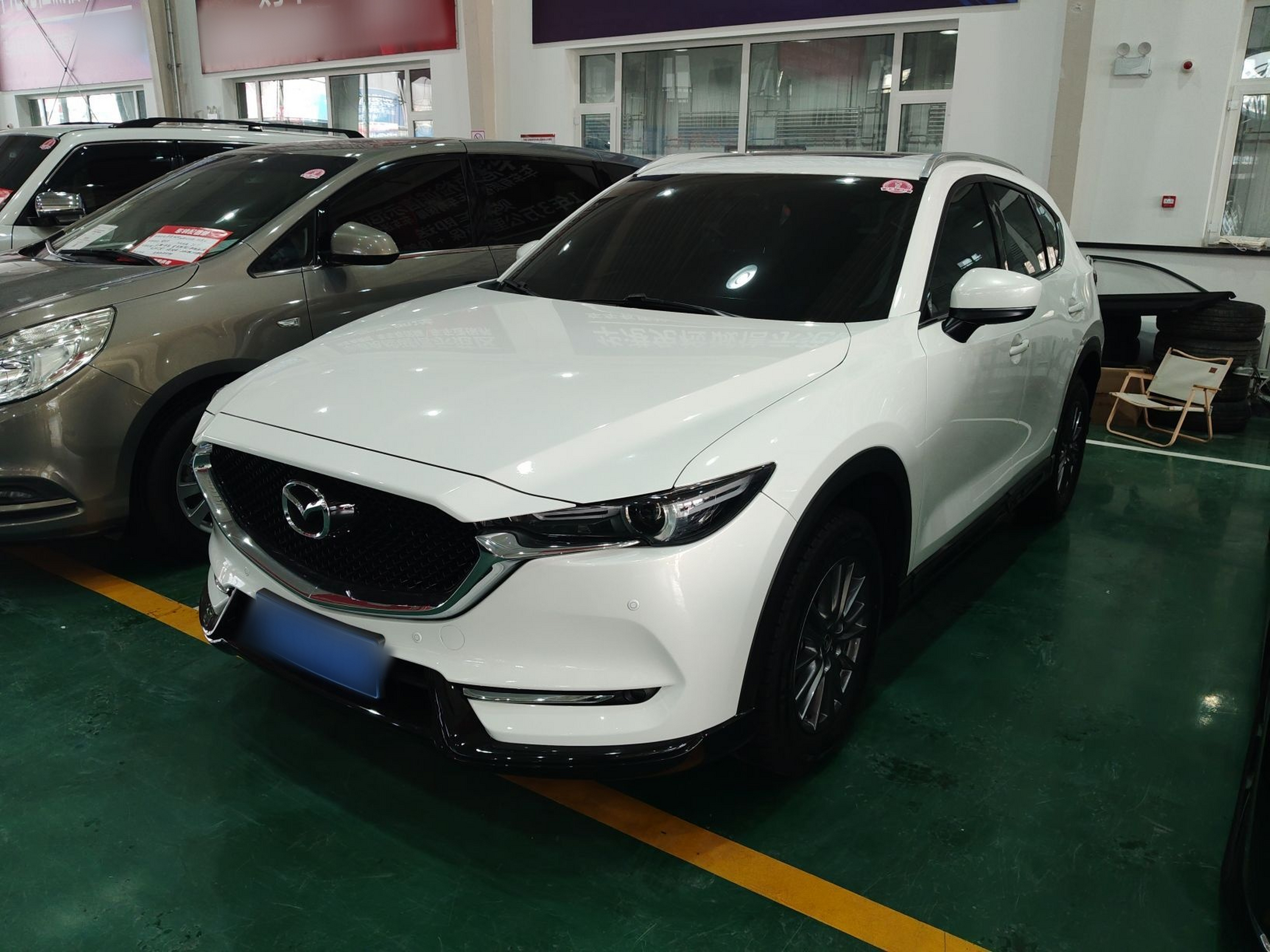 تحت مقدمة السيارة