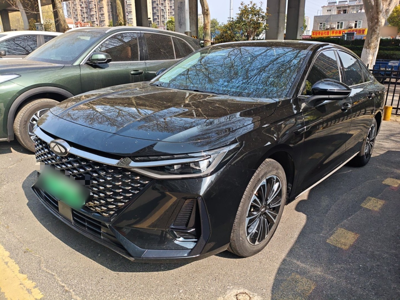 Под передней частью автомобиля