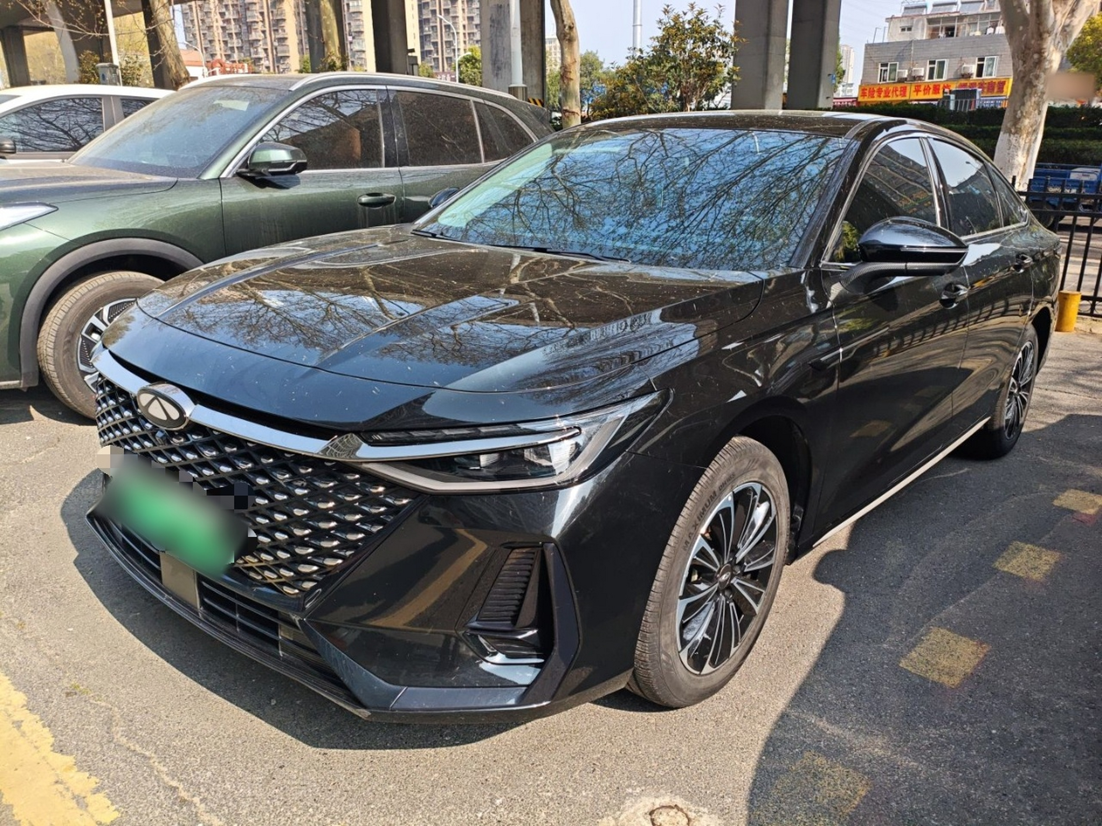 Под передней частью автомобиля