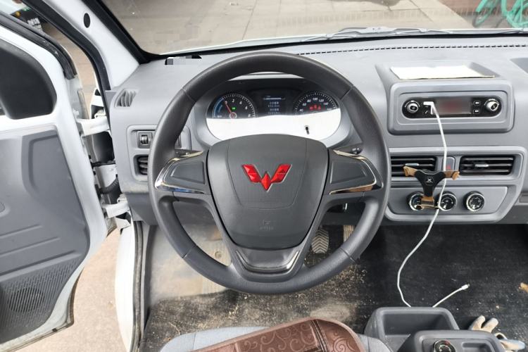 Used Wuling Yangguang 2024 300KM Comfort Version Passenger Van 75kW Steering Wheel