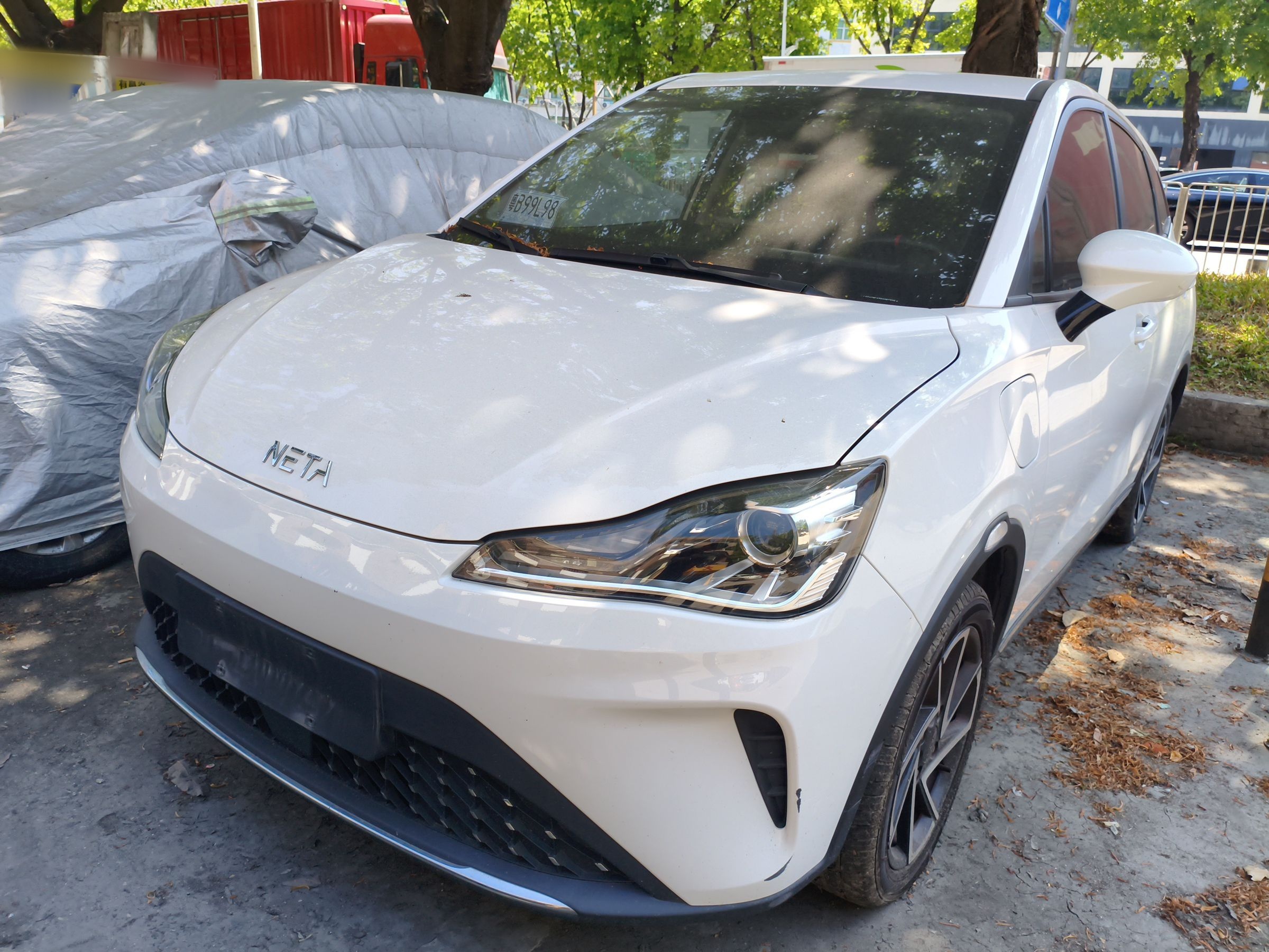 Под передней частью автомобиля