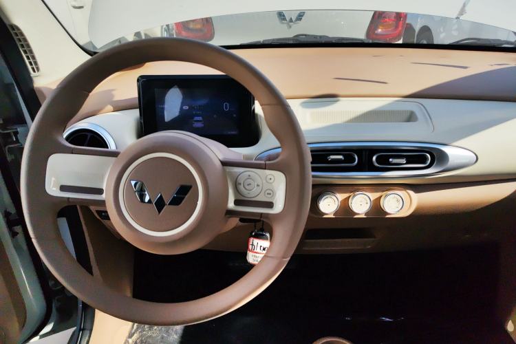 Used Wuling Hongguang MINIEV 2025 Four-Door Version Advanced Edition Center Console