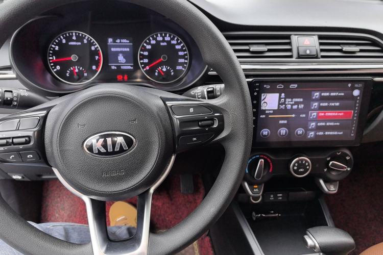 Used Kia KX Cross 2017 1.4L AT GLS Center Console