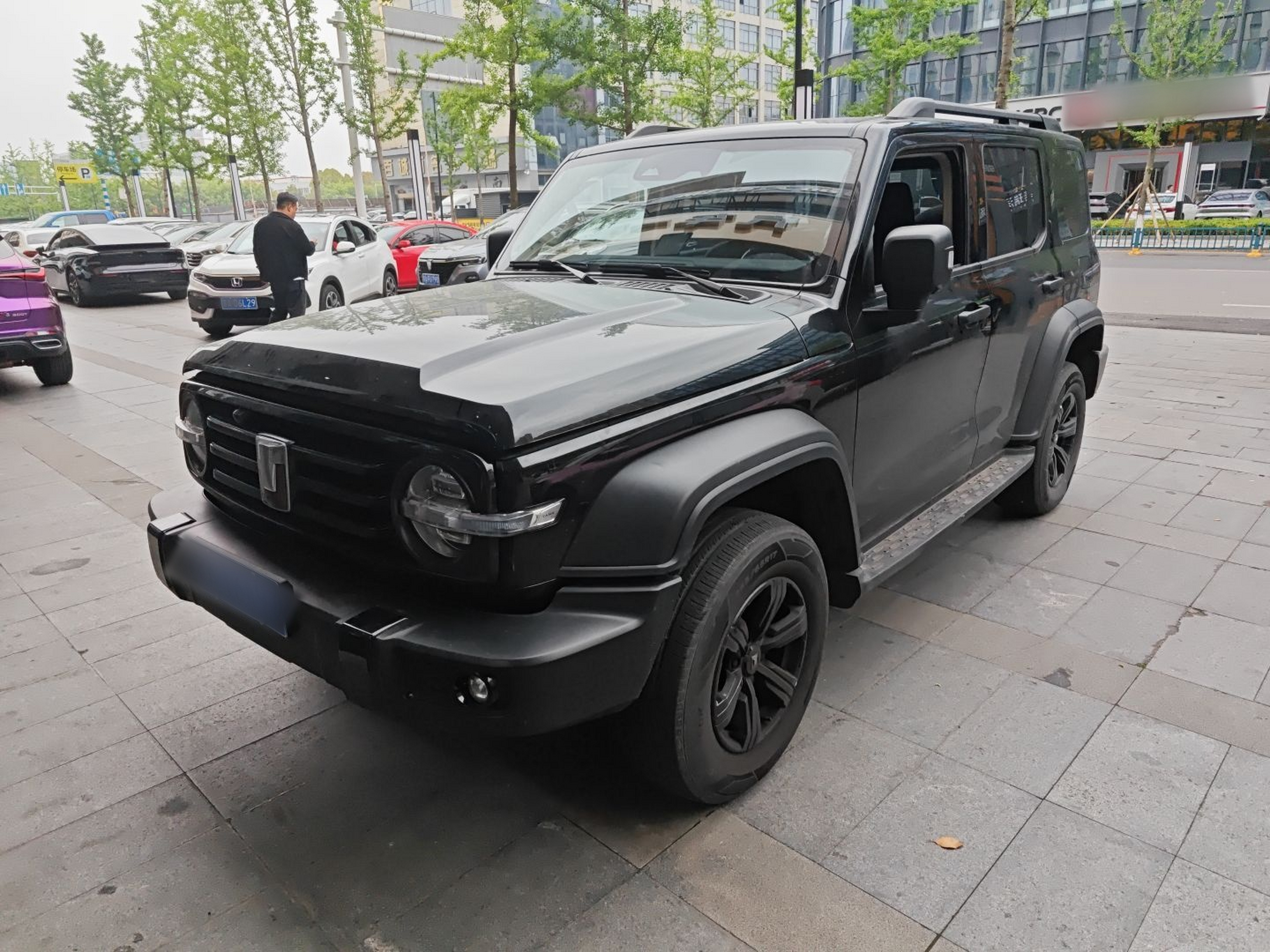 تحت مقدمة السيارة