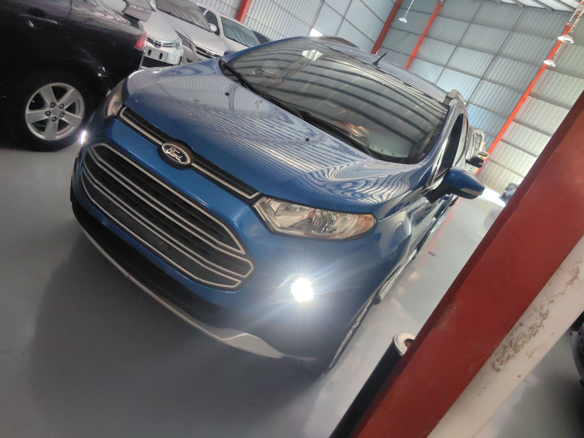 تحت مقدمة السيارة