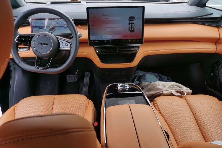 Used Geely Galaxy LEVC L380 2024 140-Degree 6-Seater All-Wheel-Drive Ultra Center Console