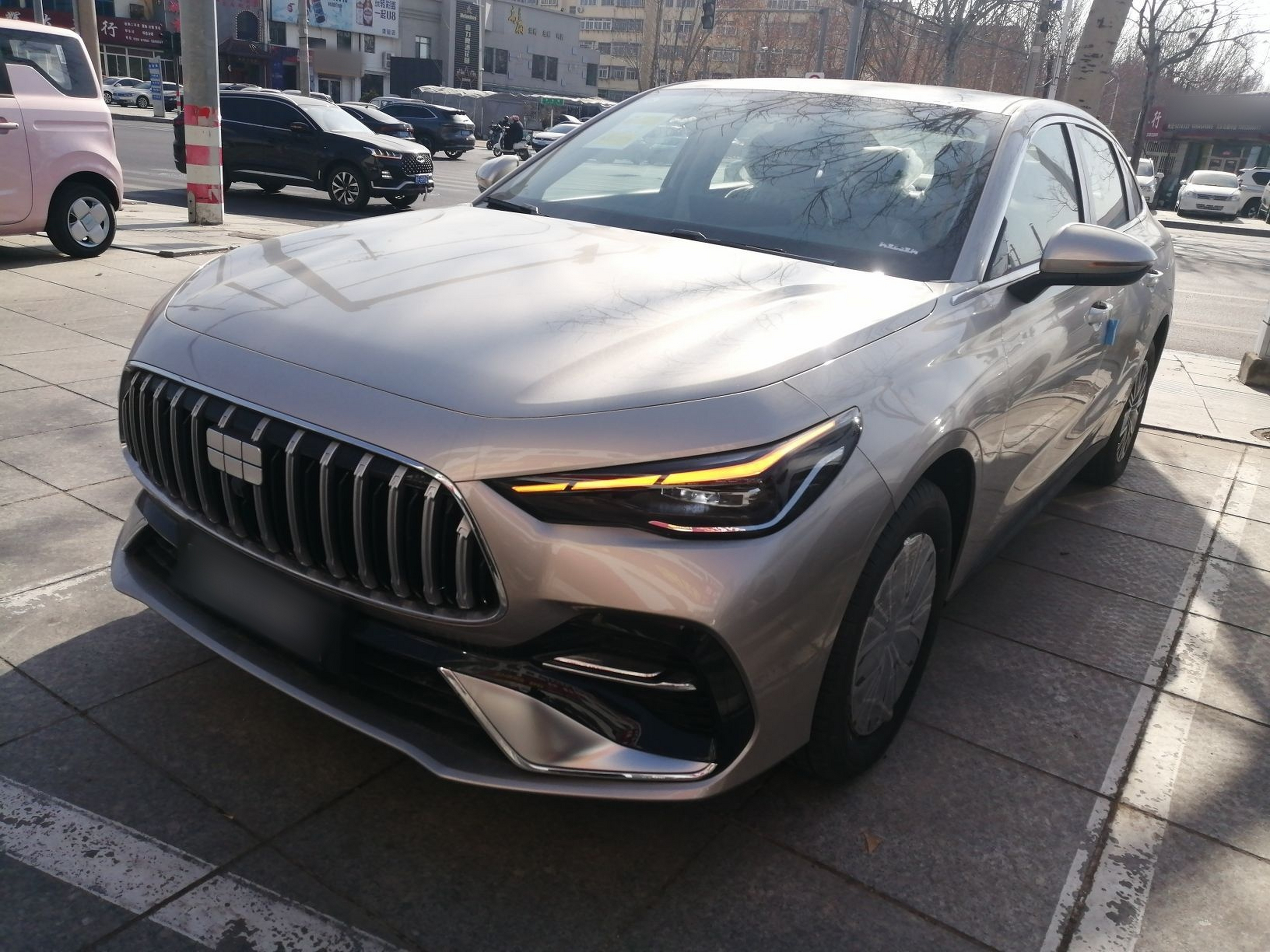 Под передней частью автомобиля