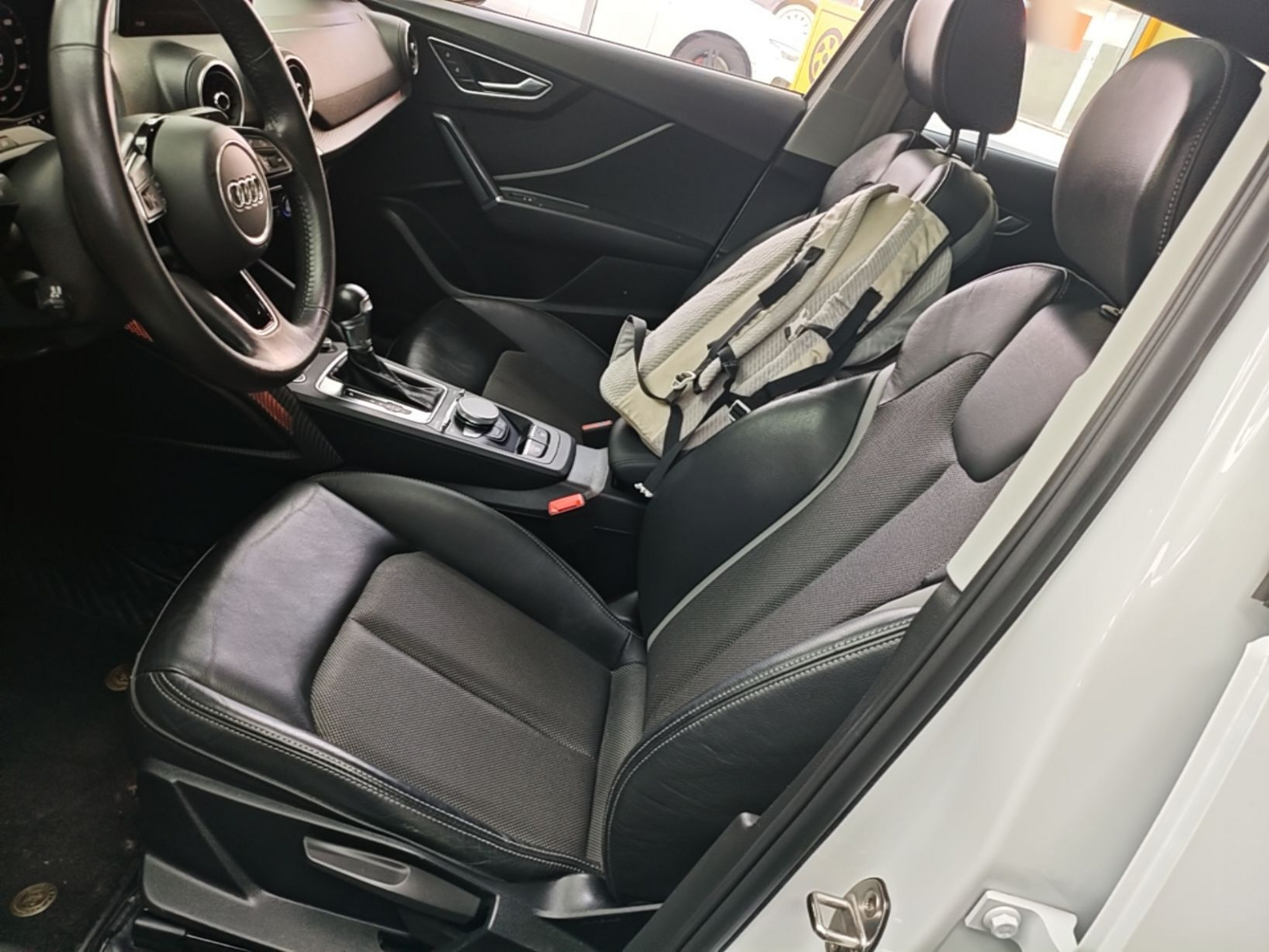 Vordere Reihe im Auto