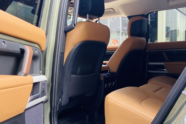 Used Land Rover Defender 2024 110 3.0T P400 Dark Edition Interior 2