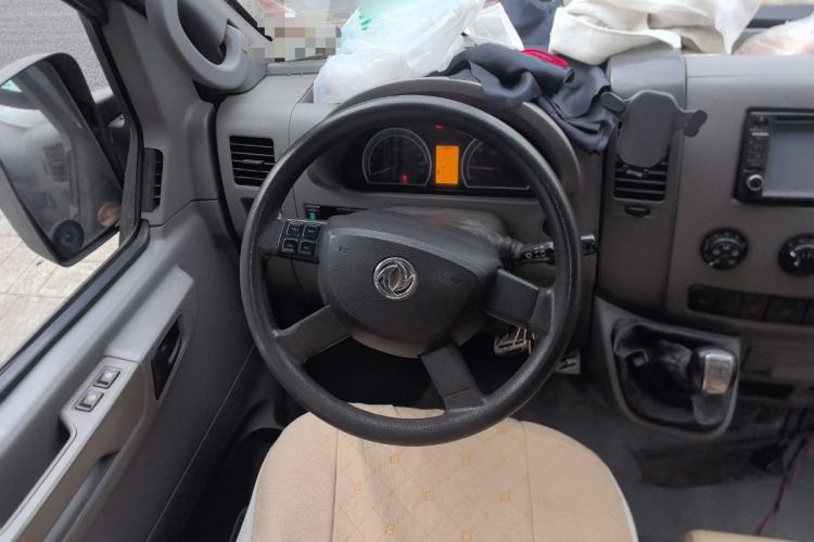 Used Dongfeng Yufeng 2014 2.5T YuliBao Logistics Vehicle Mid-axle Mid-roof ZD25