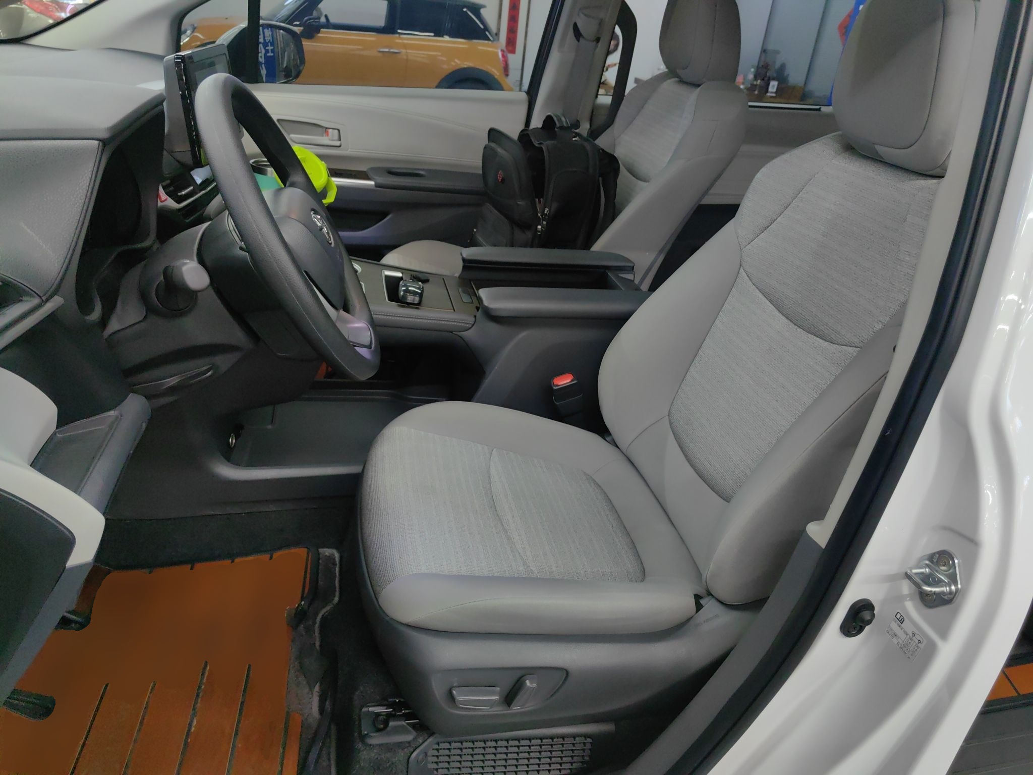 Переднее сиденье в автомобиле