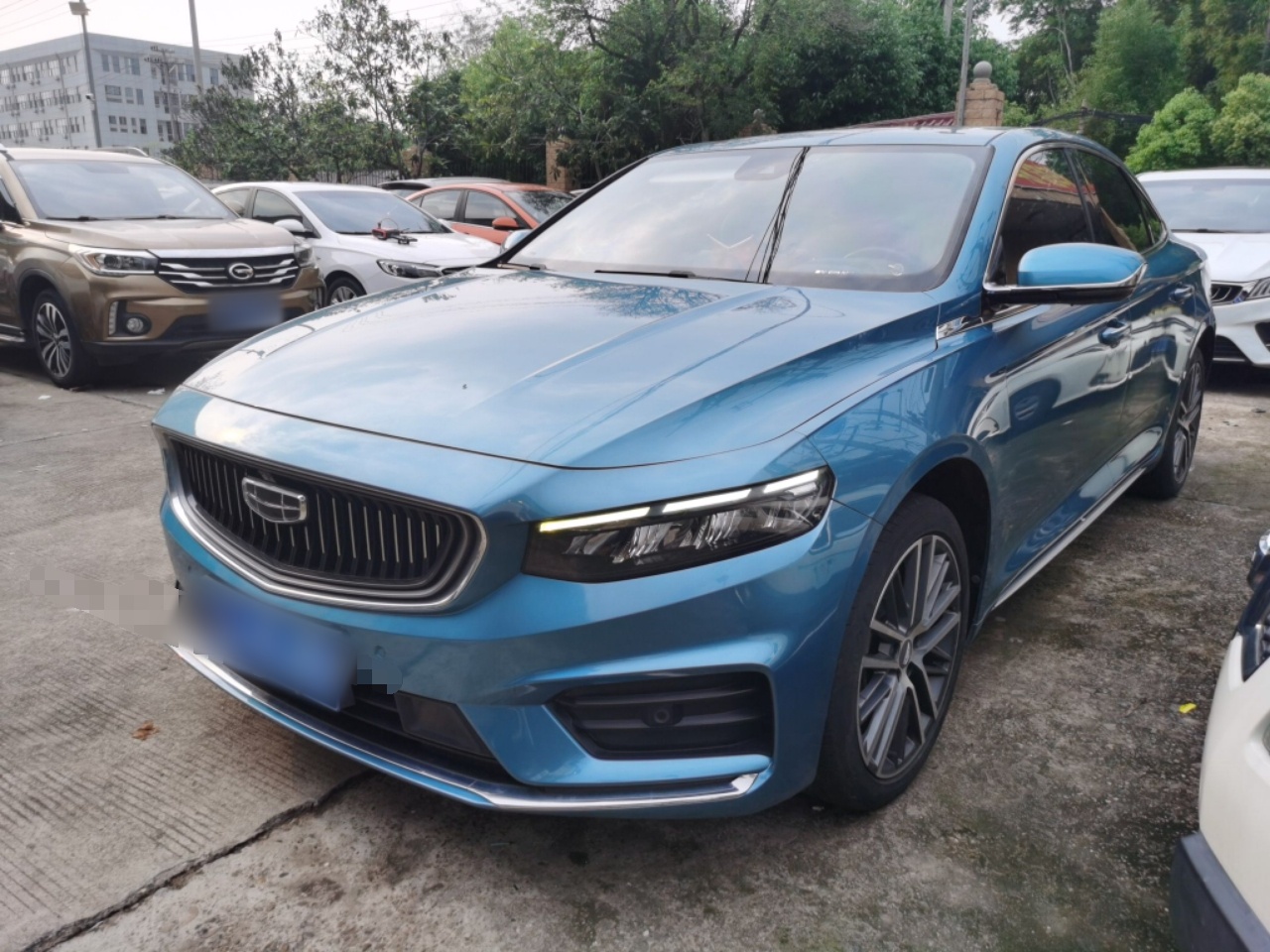 Под передней частью автомобиля