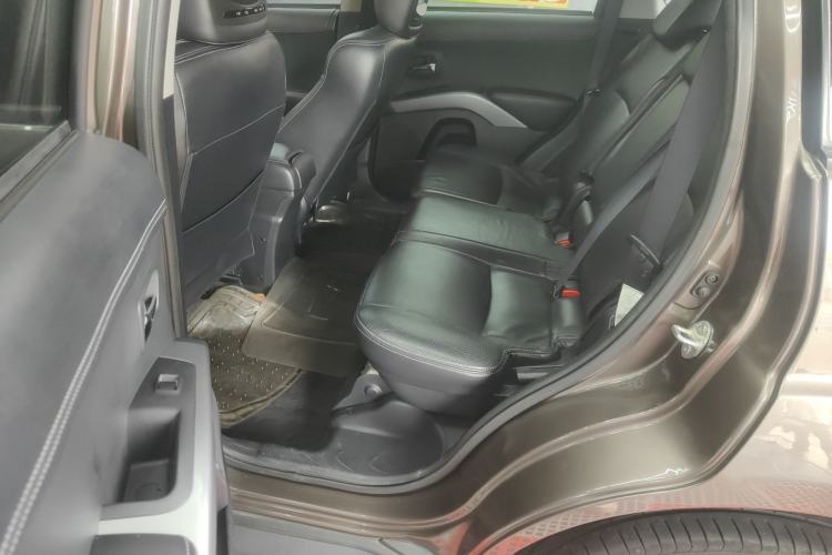 Used Mitsubishi Outlander 2011 Kicks 2.4 Fashion Edition

