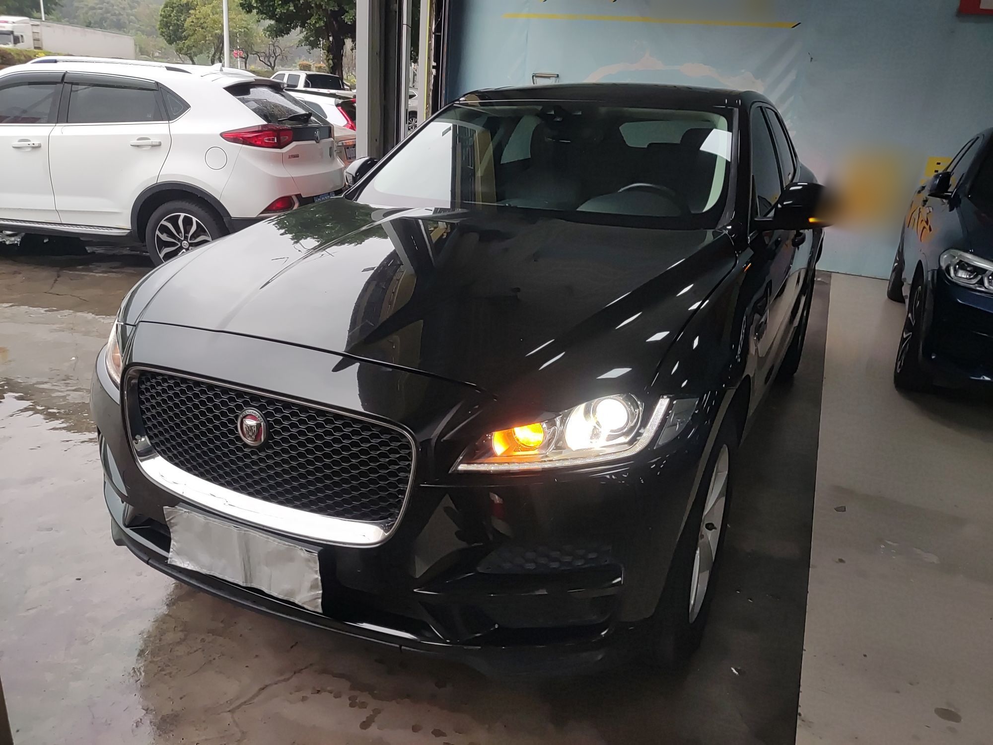 تحت مقدمة السيارة