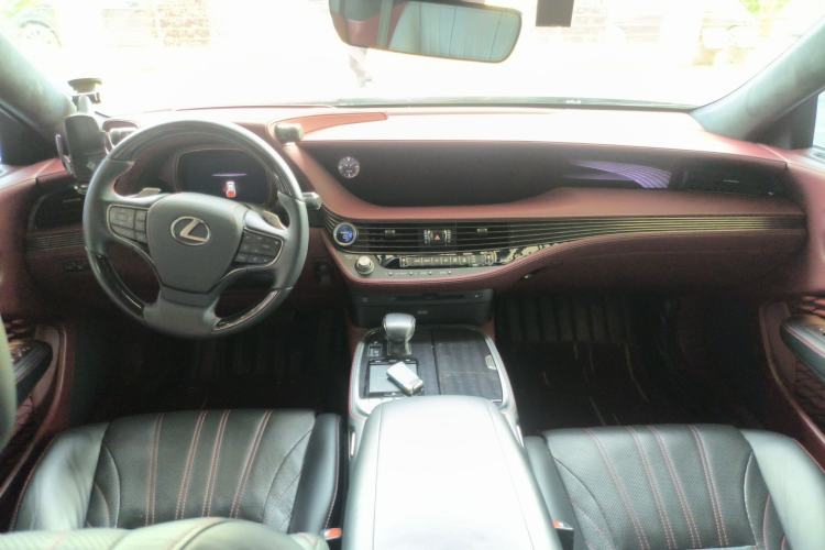 Used Lexus LS 2018 500h Executive Edition China VI Center Console