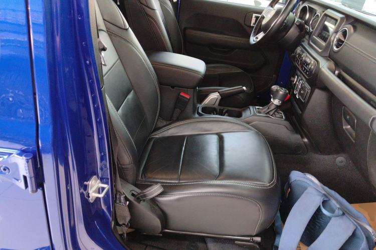 Used Jeep Wrangler 2019 2.0T Sahara Four-Door Brilliant Top Version China VI Emission Standard