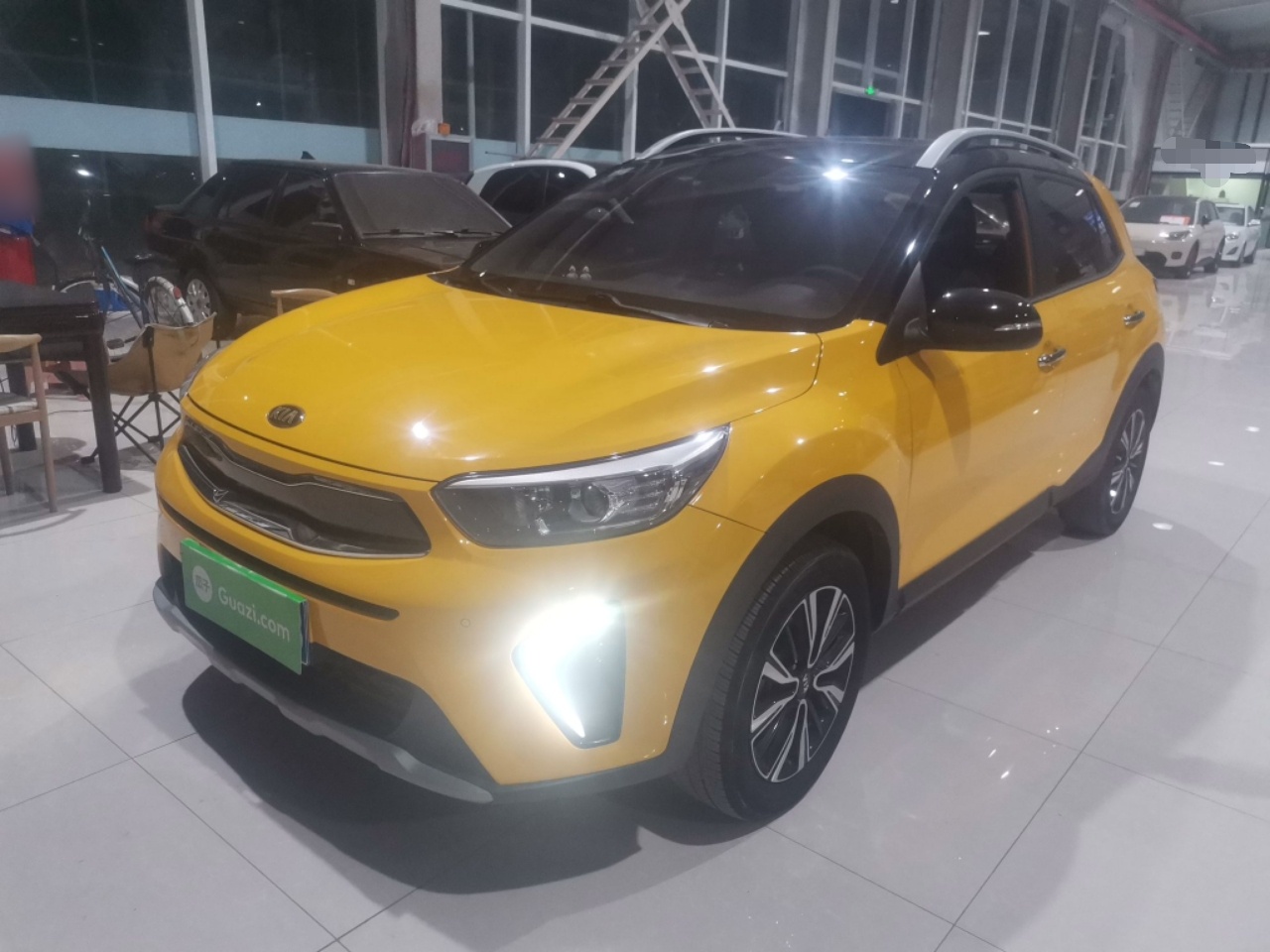 تحت مقدمة السيارة