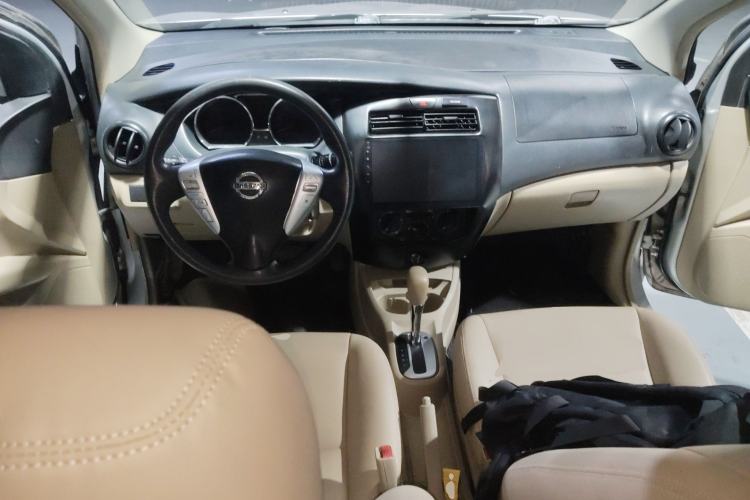 Used Nissan Livina 2013 1.6XE CVT Comfort Edition Center Console