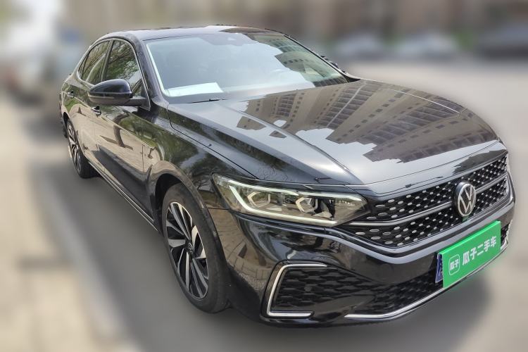 Used Volkswagen Passat 2022 330TSI Starry Luxury Edition Front Right 45 Deg