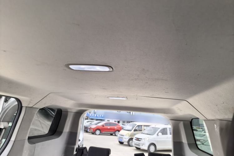 Used SAIC MAXUS Xintu V70 2023 2.0T Elite Edition Manual Transmission Short Wheelbase Low Roof 5/6 Seats (125 hp)