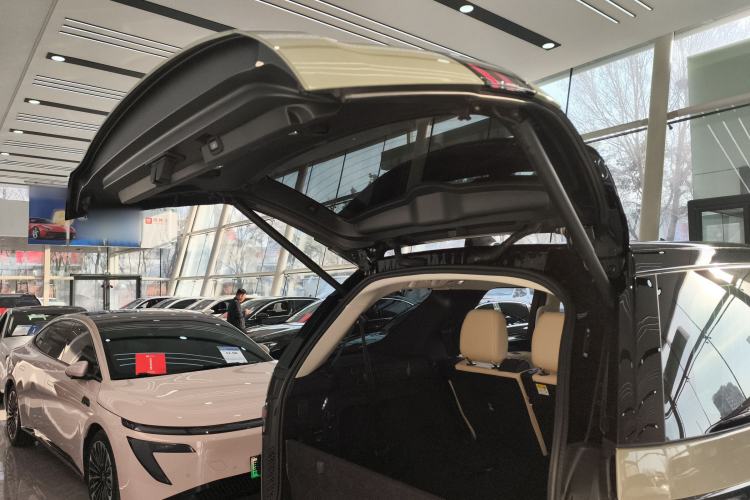 Used Land Rover Discovery 2021 360 PS R-Dynamic S Trunk