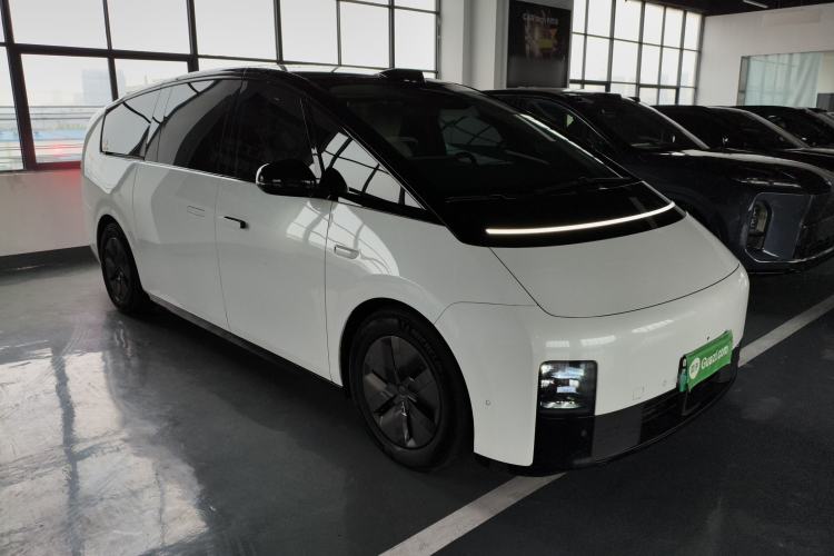 Used Li Auto MEGA 2024 Ultra Model Front Right 45 Deg