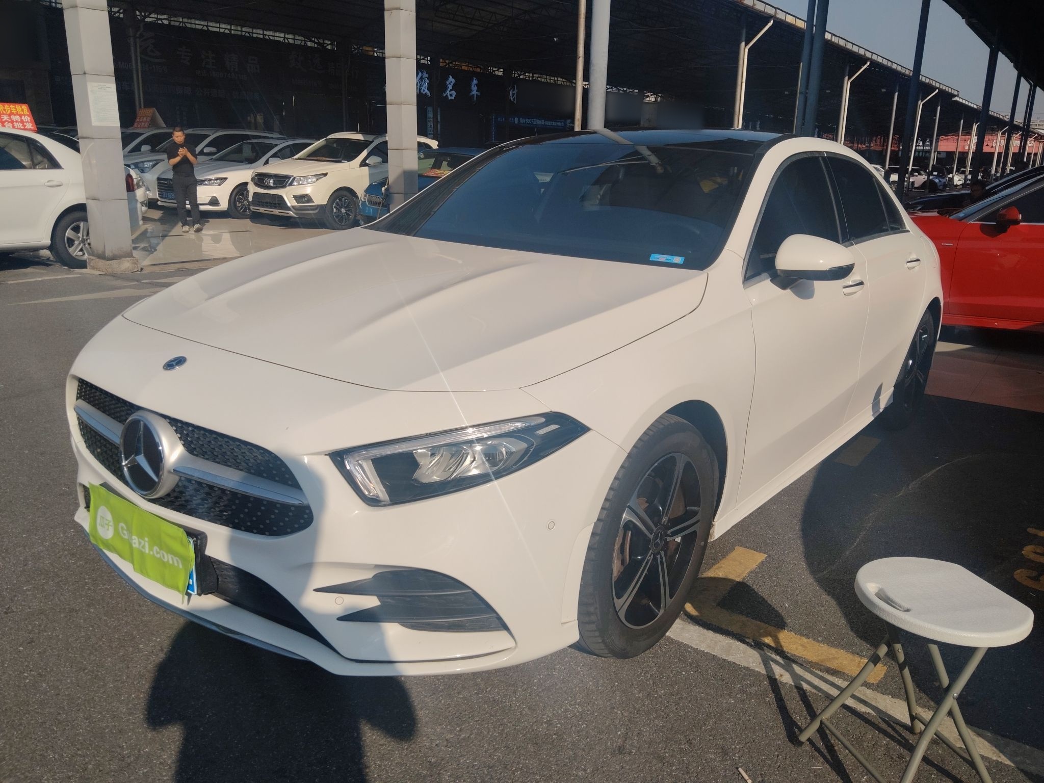 Под передней частью автомобиля