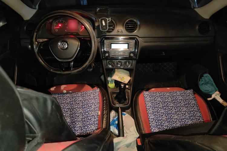 Used Volkswagen Jetta 2015 Zhuihui Edition 1.4L Manual Fashion Model Center Console