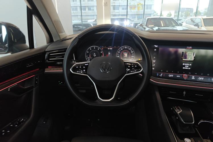Used Volkswagen Touareg 2022 3.0 TSI Luxury Edition Black Diamond Sport Package Steering Wheel