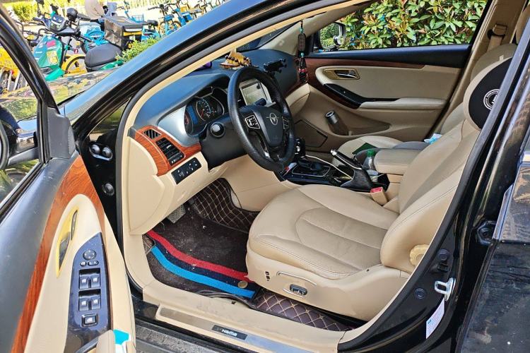 Used Haima M8 2014 2.0L Automatic Luxury Version
