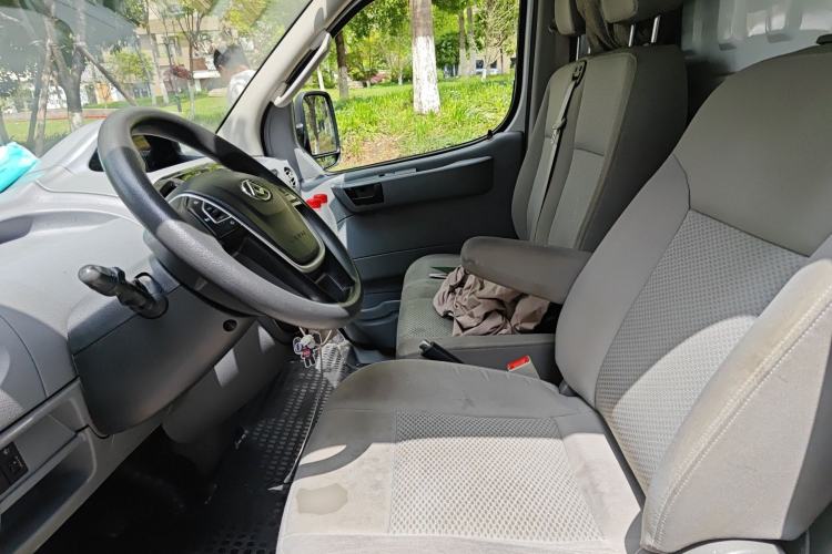 Used SAIC MAXUS Xintu V80 2021 2.0T Manual Classic City Delivery King Short Wheelbase Mid-Roof Design 3 Seats
