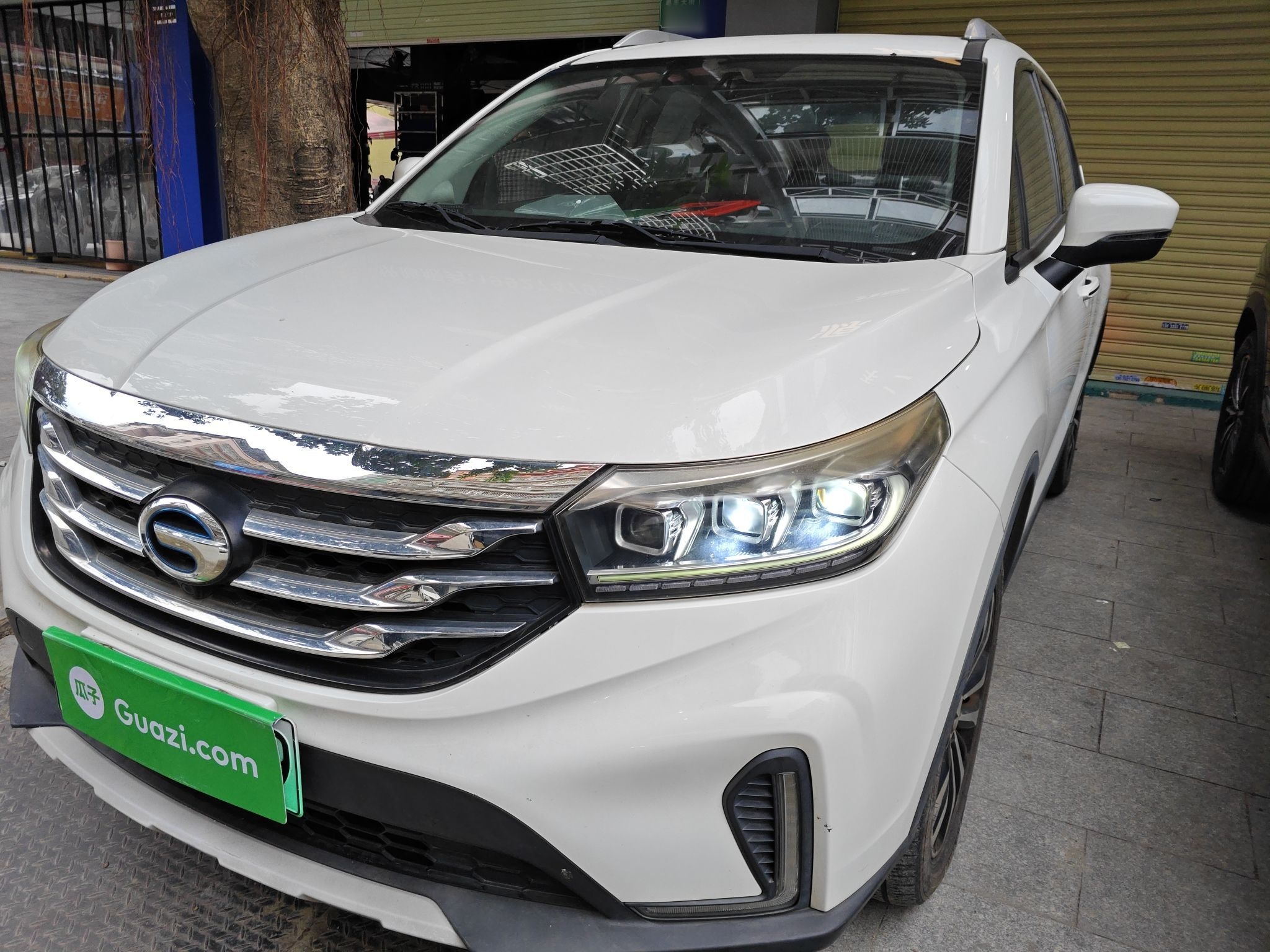 تحت مقدمة السيارة