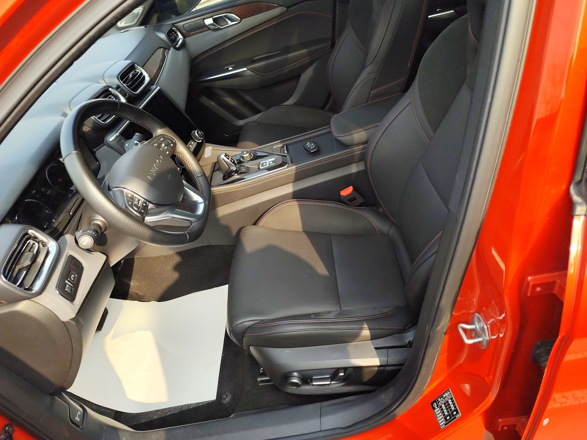 Переднее сиденье в автомобиле