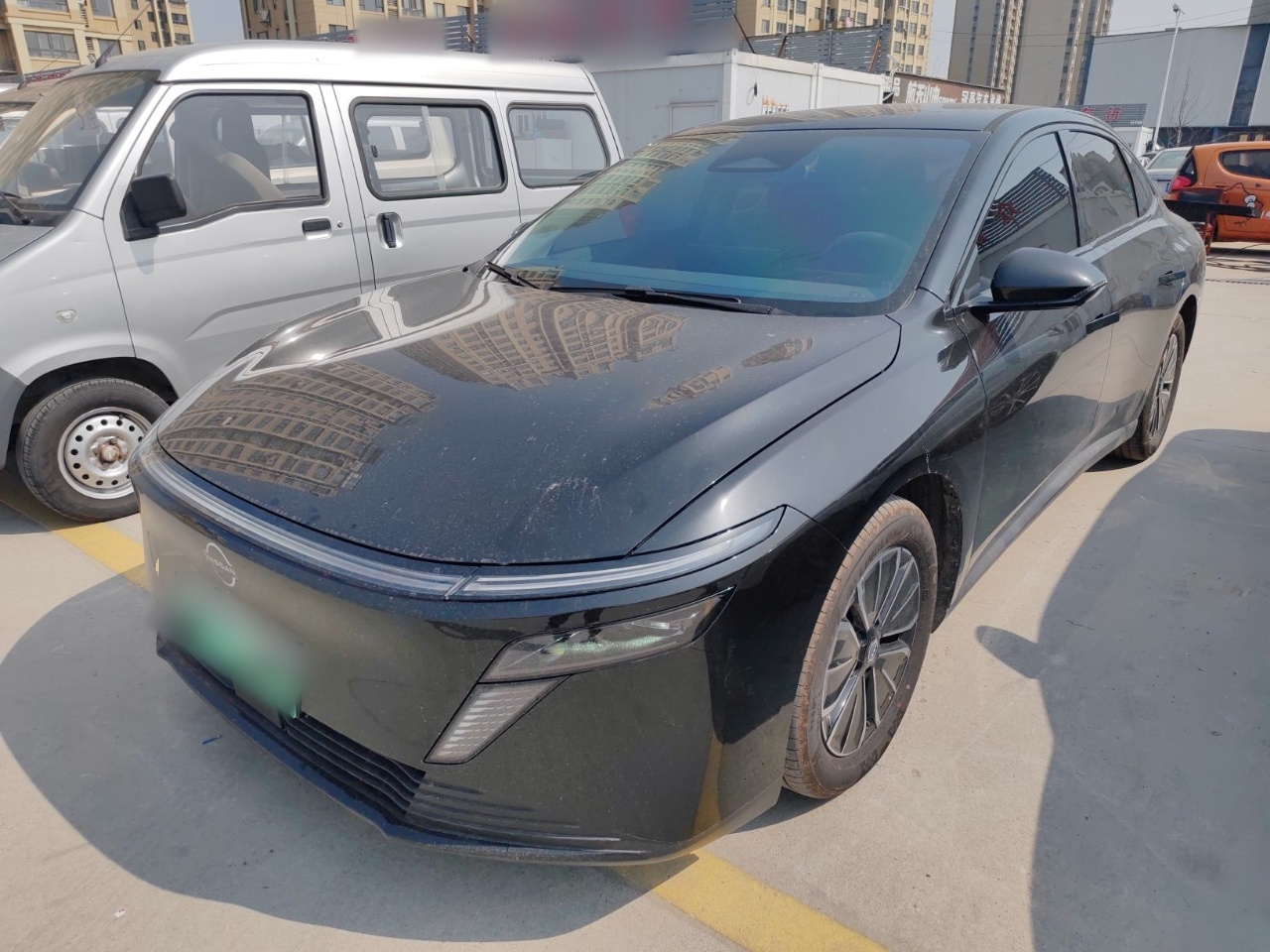 تحت مقدمة السيارة