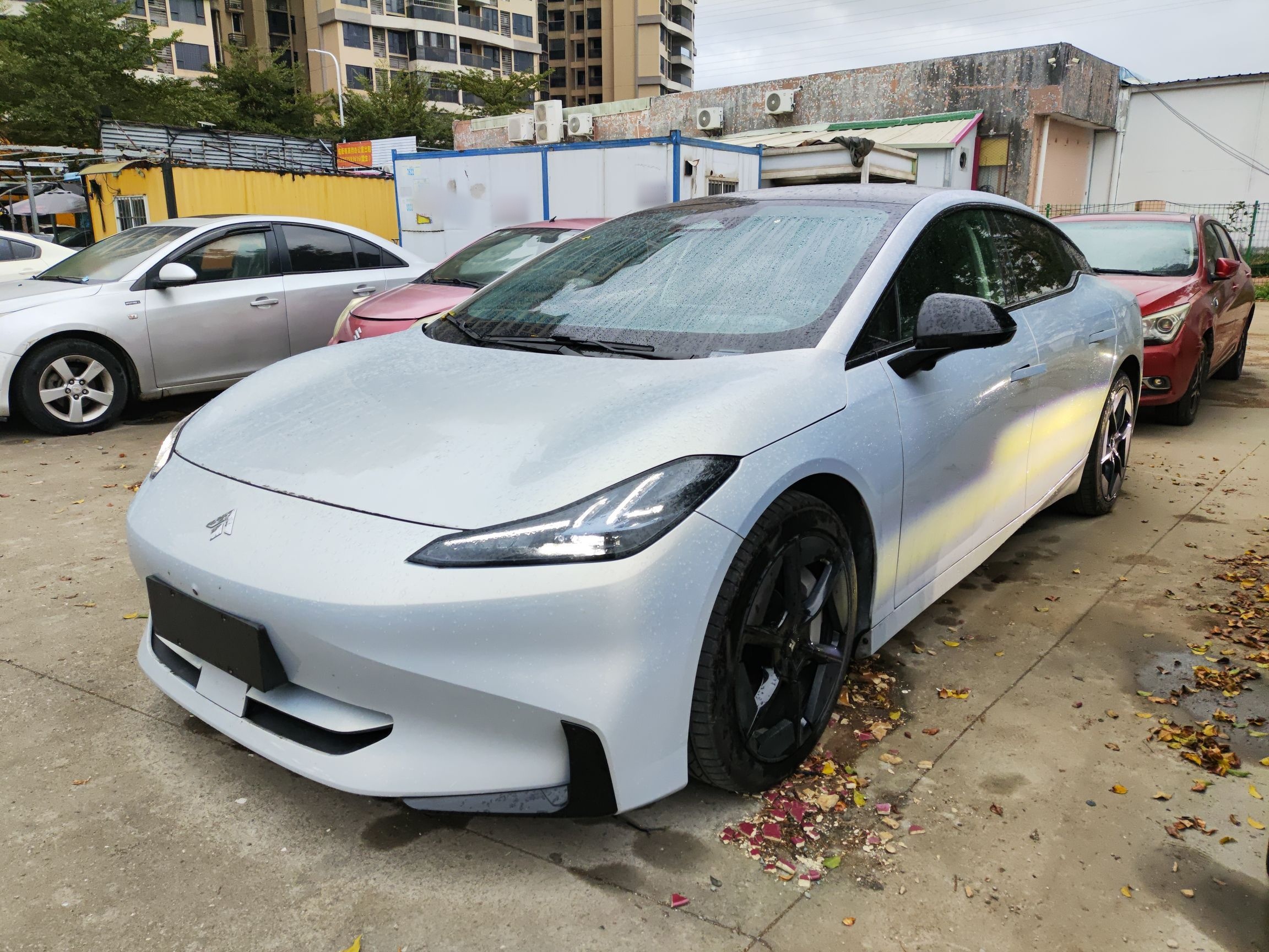 Под передней частью автомобиля