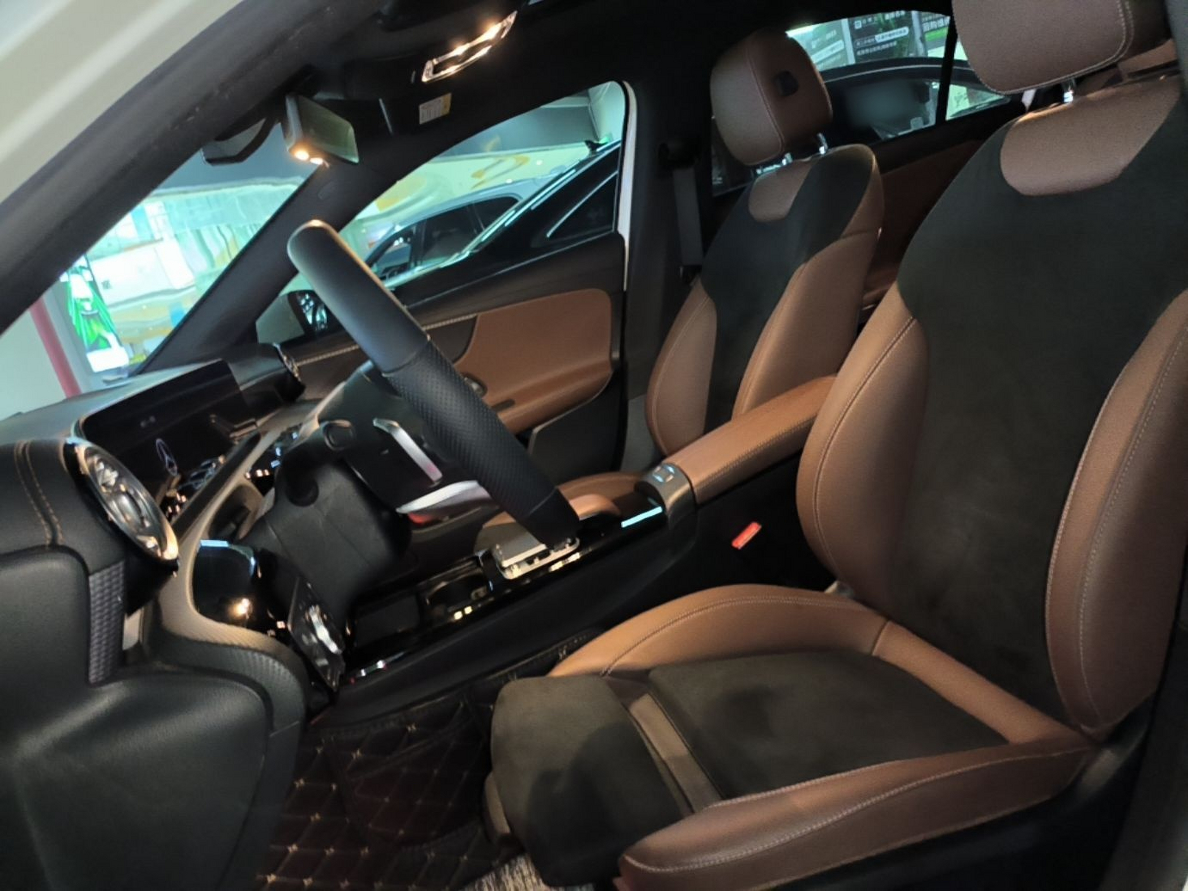 Переднее сиденье в автомобиле