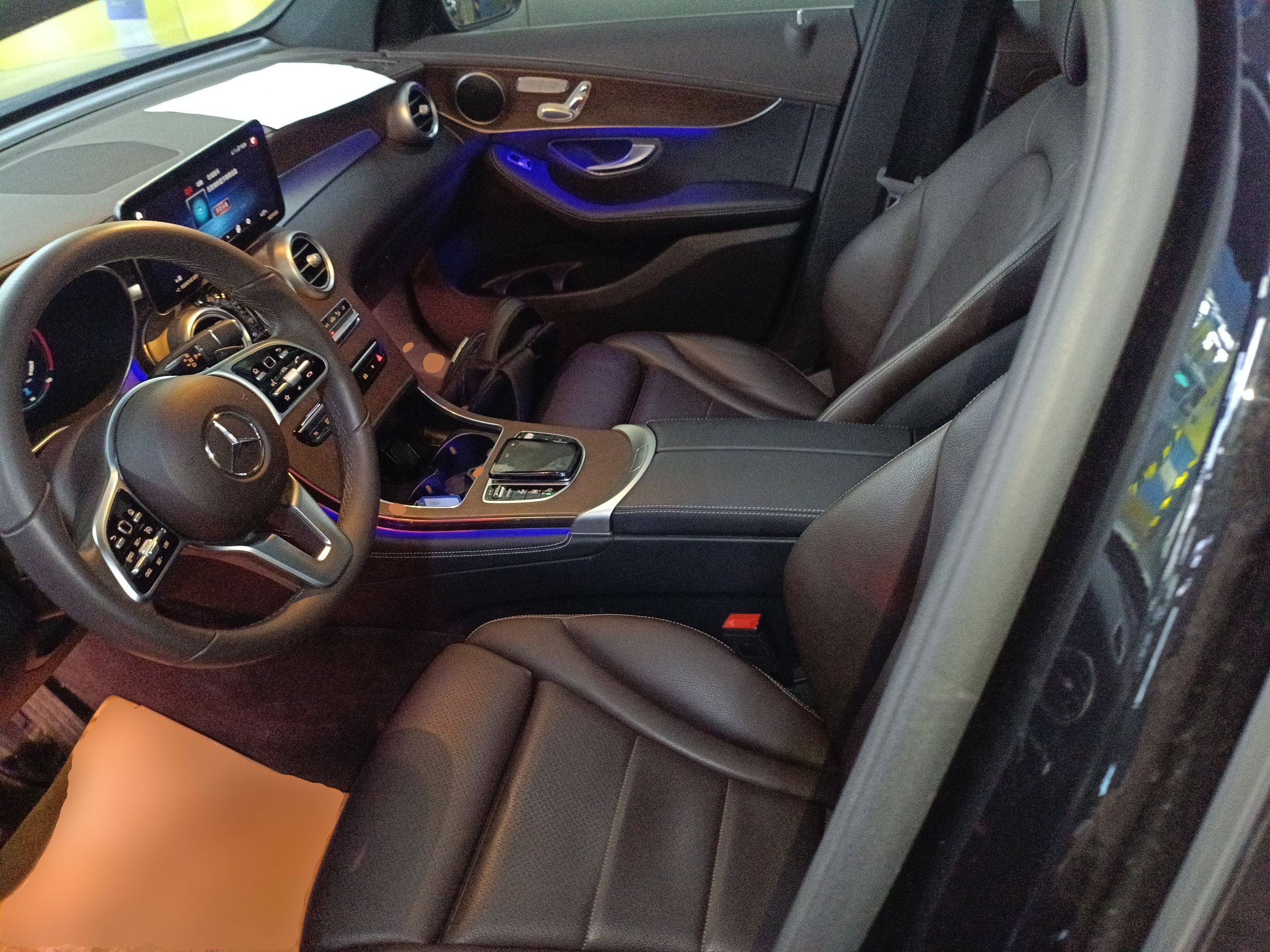 المقاعد الأمامية داخل السيارة