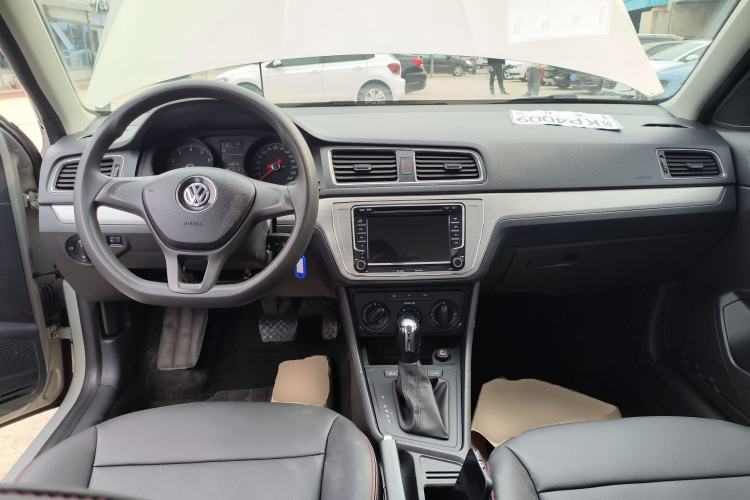 Used Volkswagen Lavida 2015 1.6L Automatic Fashion Edition Center Console