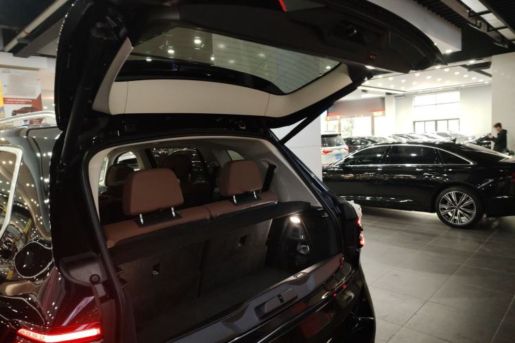 Used BMW X7 2023 xDrive40i Luxury Package with Leading Features Trunk